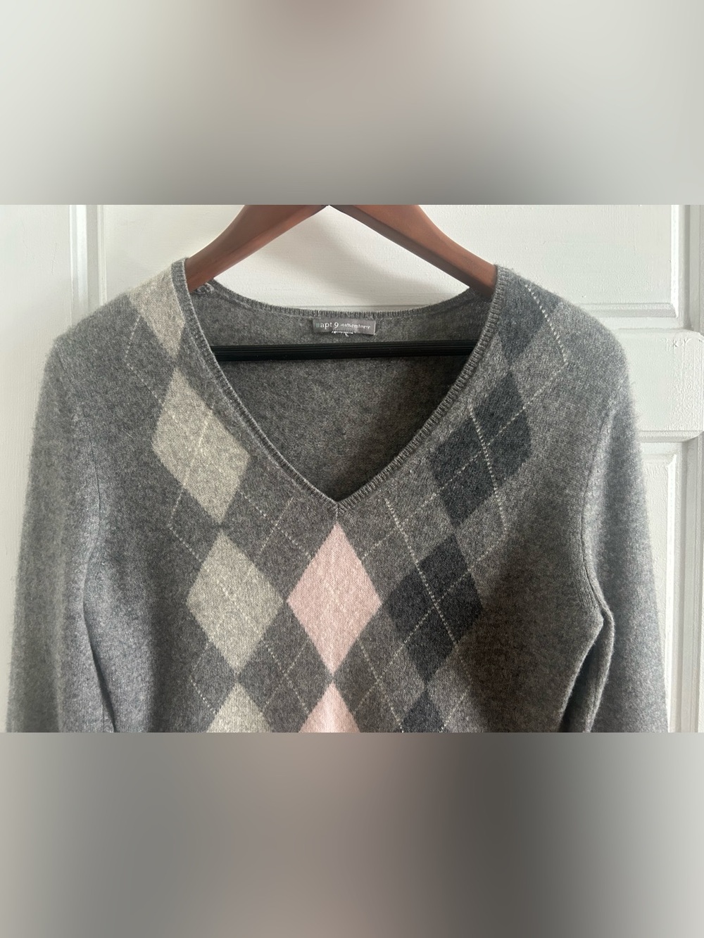 Apt. 9 100% Cashmere Argyle V-Neck Sweater Grey Pink Excellent Condition - Picture 5 of 8